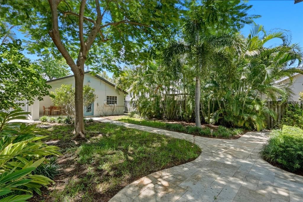 Activo con contrato: $915,000 (3 camas, 3 baños, 2138 Pies cuadrados)