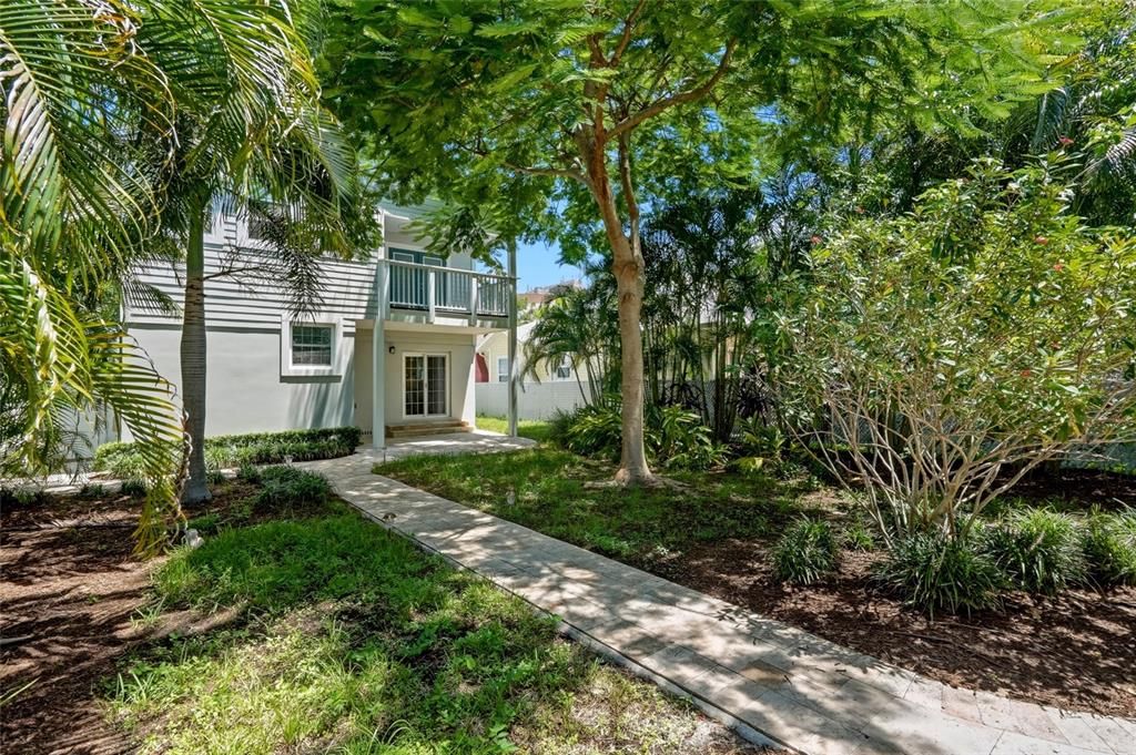 Activo con contrato: $915,000 (3 camas, 3 baños, 2138 Pies cuadrados)