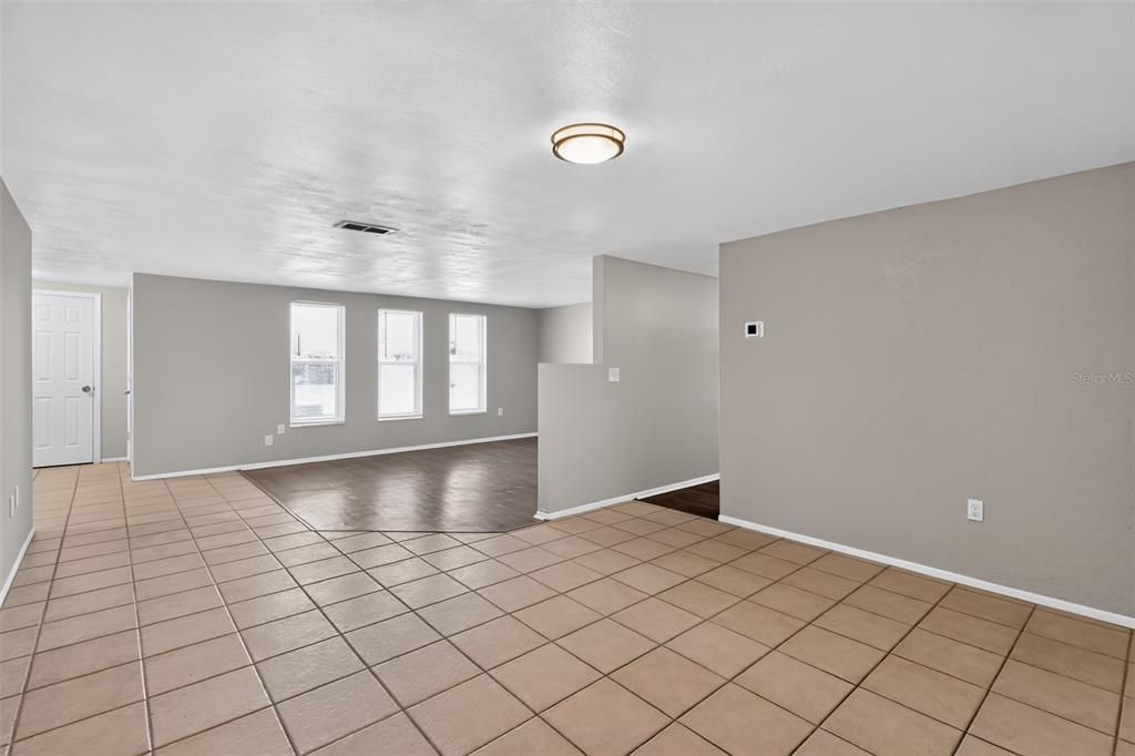 Activo con contrato: $235,000 (4 camas, 2 baños, 1931 Pies cuadrados)