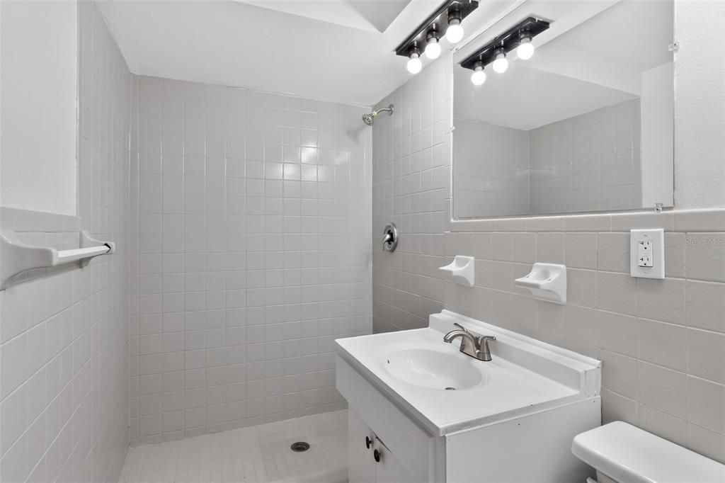 Activo con contrato: $235,000 (4 camas, 2 baños, 1931 Pies cuadrados)