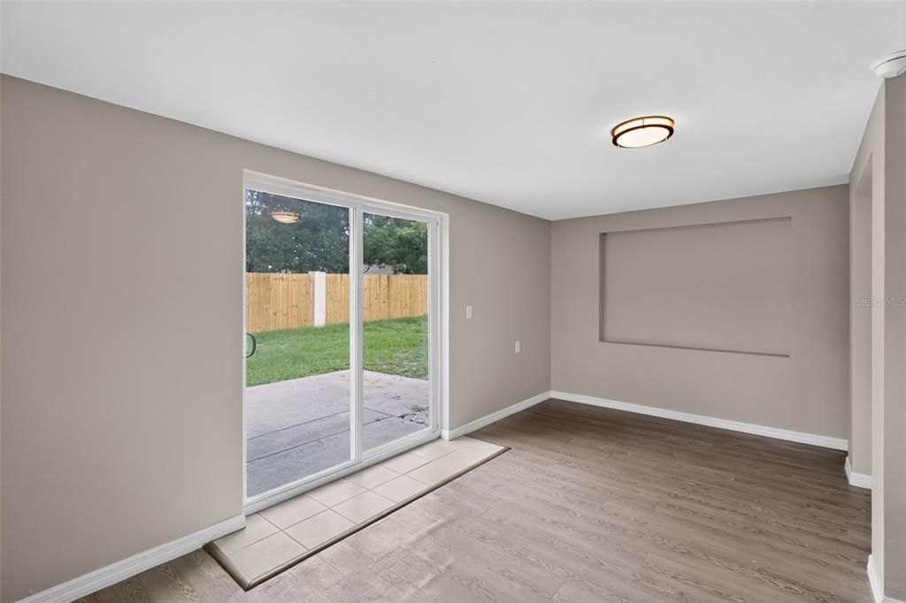 Activo con contrato: $235,000 (4 camas, 2 baños, 1931 Pies cuadrados)