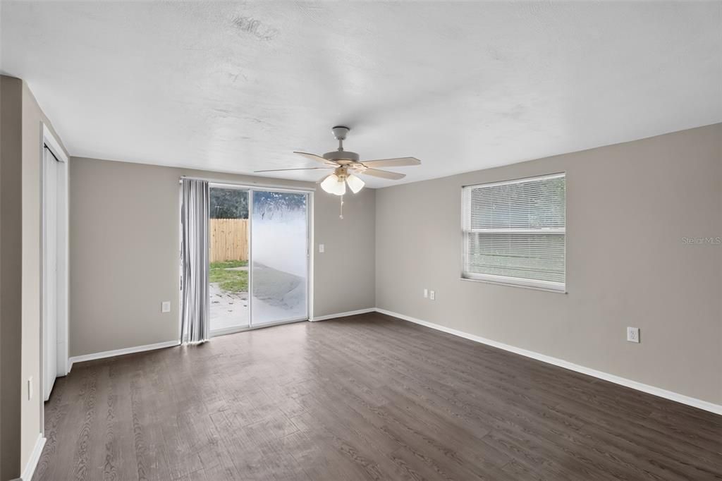 Activo con contrato: $235,000 (4 camas, 2 baños, 1931 Pies cuadrados)