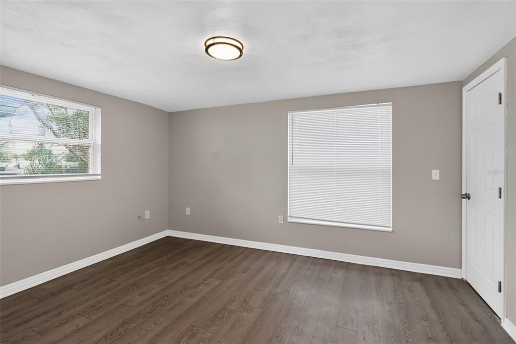 Activo con contrato: $235,000 (4 camas, 2 baños, 1931 Pies cuadrados)