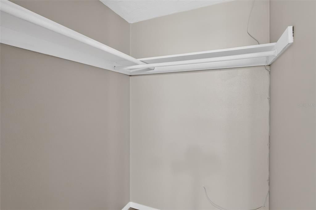 Activo con contrato: $235,000 (4 camas, 2 baños, 1931 Pies cuadrados)