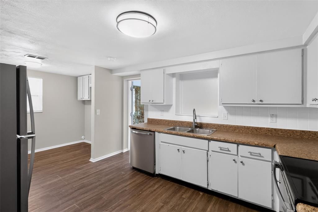 Activo con contrato: $235,000 (4 camas, 2 baños, 1931 Pies cuadrados)