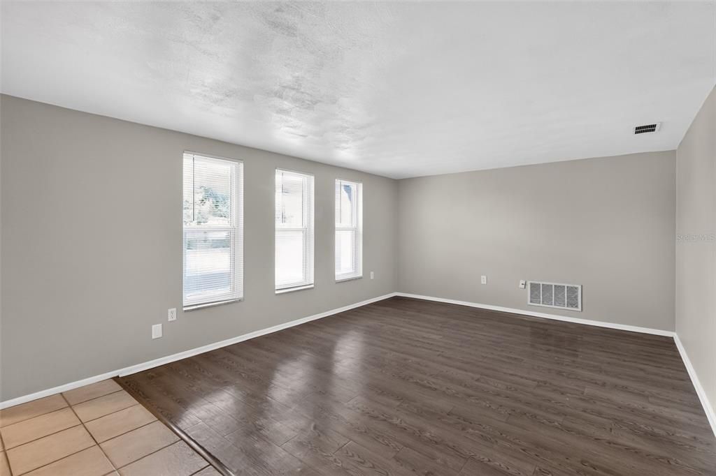 Activo con contrato: $235,000 (4 camas, 2 baños, 1931 Pies cuadrados)