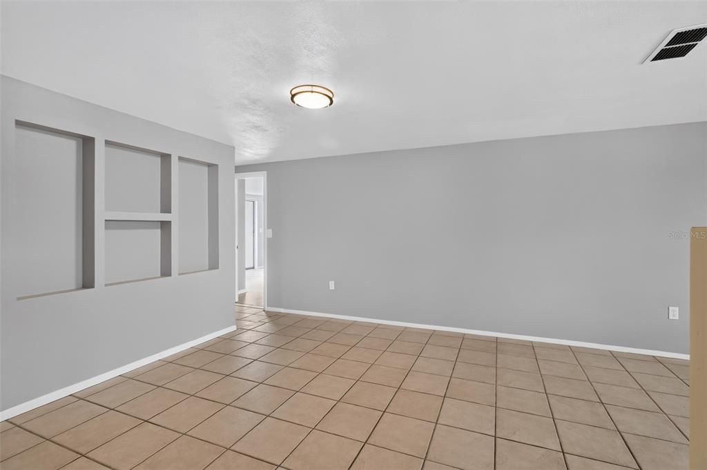 Activo con contrato: $235,000 (4 camas, 2 baños, 1931 Pies cuadrados)