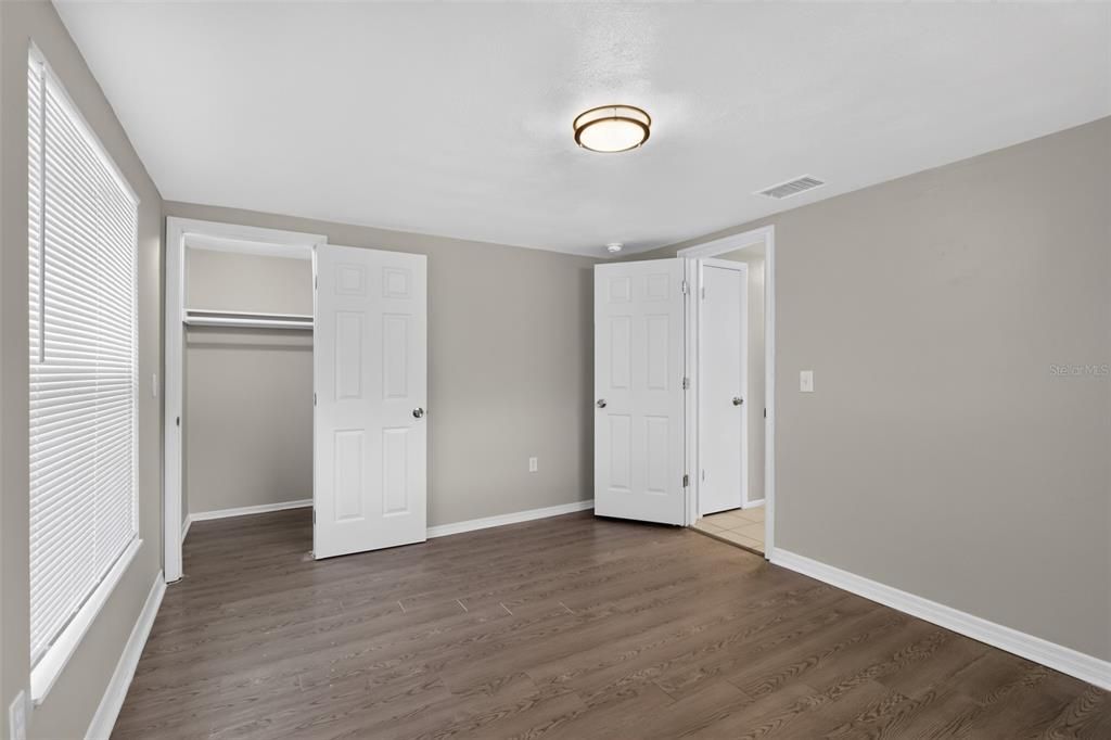 Activo con contrato: $235,000 (4 camas, 2 baños, 1931 Pies cuadrados)