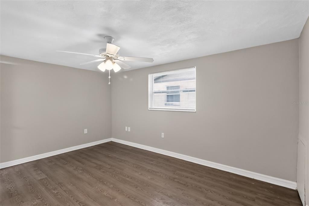 Activo con contrato: $235,000 (4 camas, 2 baños, 1931 Pies cuadrados)