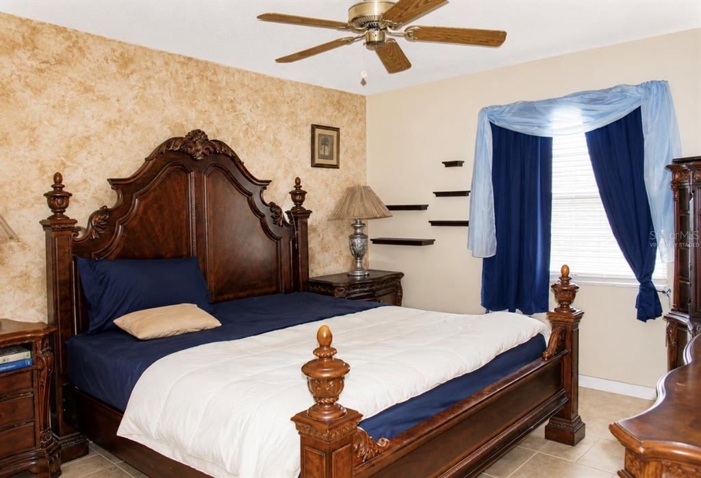 Activo con contrato: $215,000 (2 camas, 2 baños, 999 Pies cuadrados)