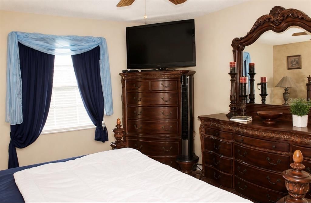 Activo con contrato: $215,000 (2 camas, 2 baños, 999 Pies cuadrados)