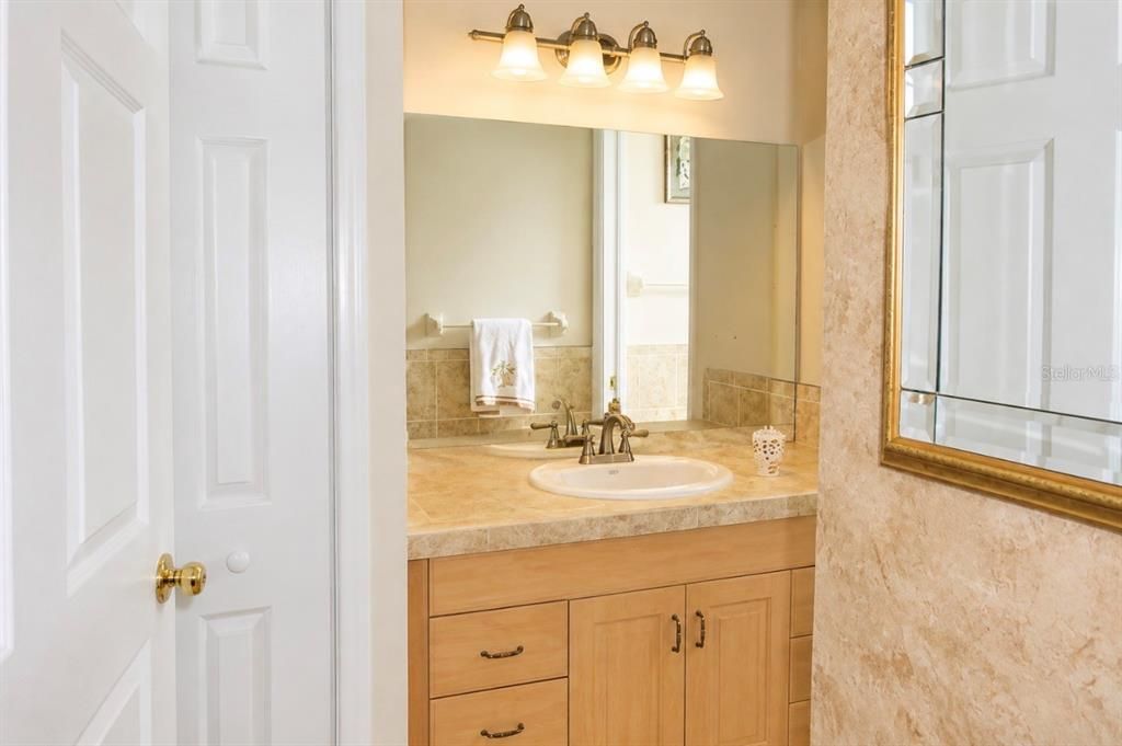 Activo con contrato: $215,000 (2 camas, 2 baños, 999 Pies cuadrados)