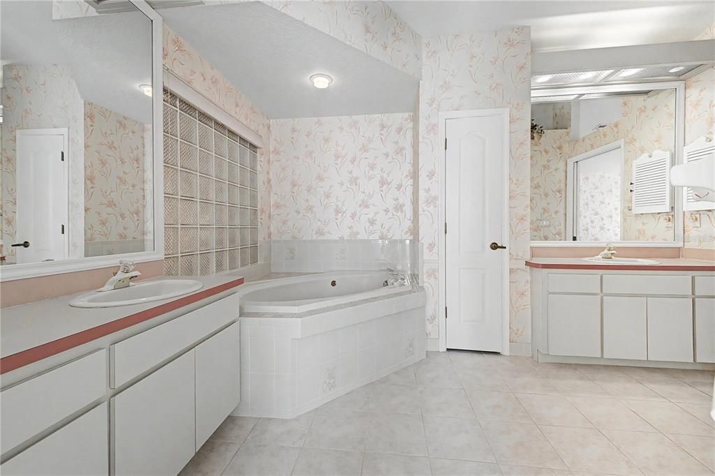 En Venta: $385,000 (3 camas, 2 baños, 1955 Pies cuadrados)