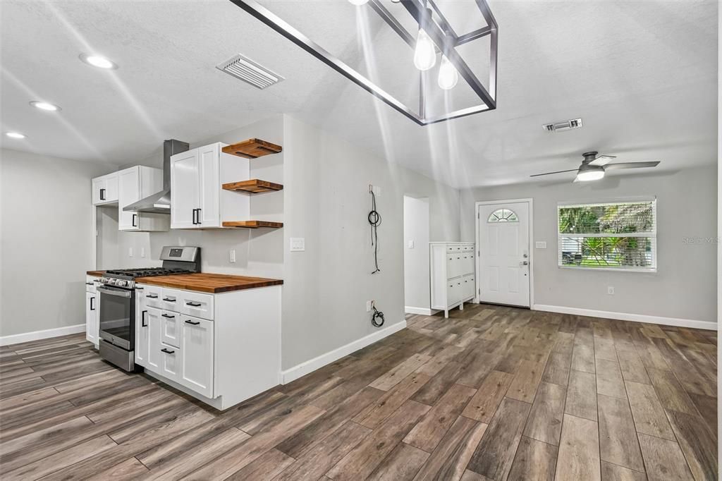 For Sale: $309,900 (4 beds, 2 baths, 1300 Square Feet)