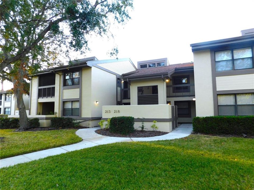 For Rent: $1,900 (2 beds, 2 baths, 924 Square Feet)