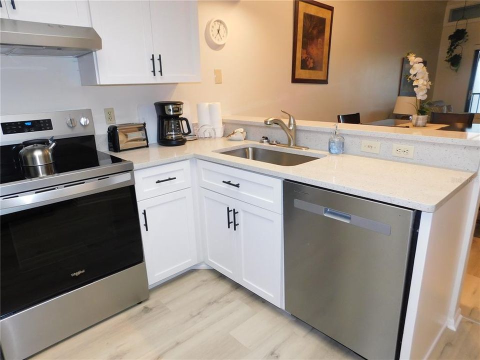 For Rent: $1,900 (2 beds, 2 baths, 924 Square Feet)
