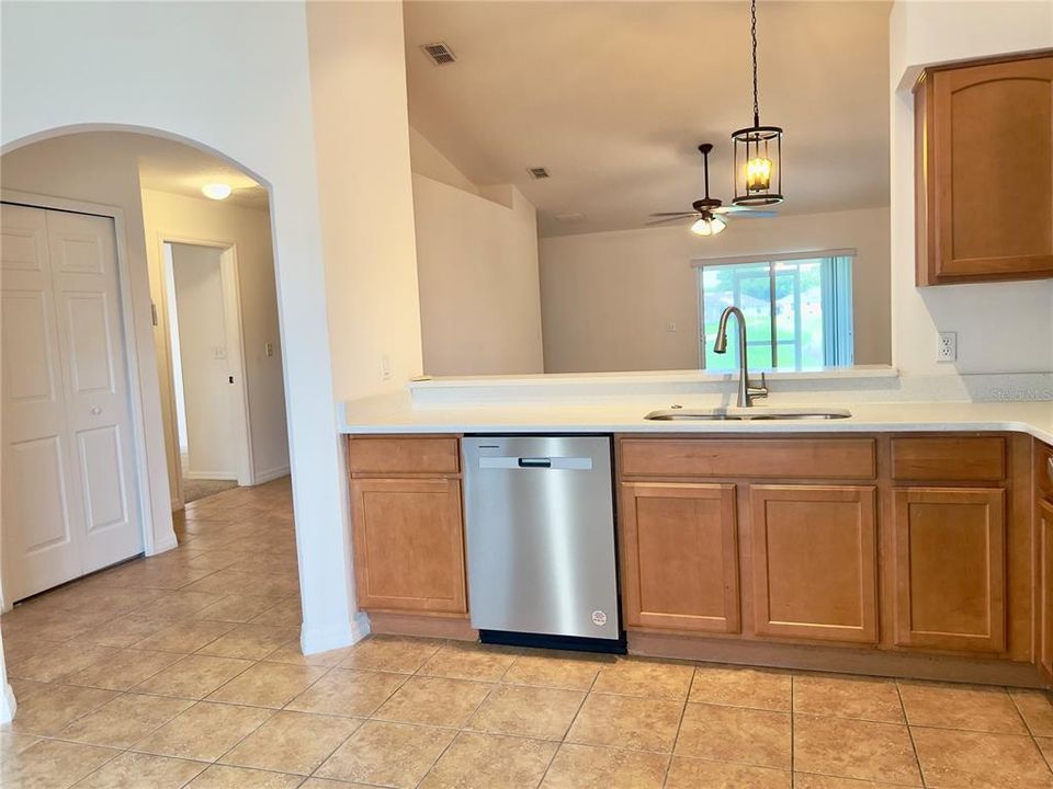 В аренду: $1,950 (3 спален, 2 ванн, 1364 Квадратных фут)