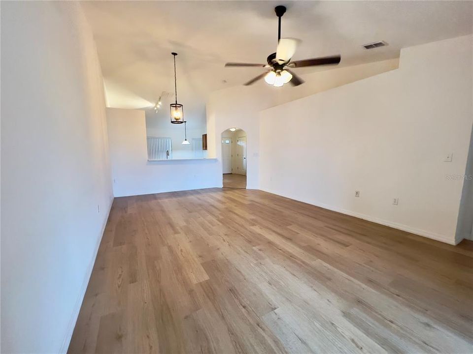 В аренду: $1,950 (3 спален, 2 ванн, 1364 Квадратных фут)