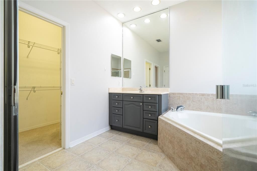 For Rent: $3,100 (4 beds, 2 baths, 2460 Square Feet)