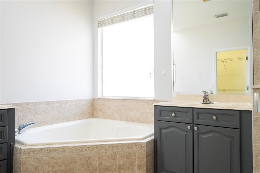 For Rent: $3,100 (4 beds, 2 baths, 2460 Square Feet)
