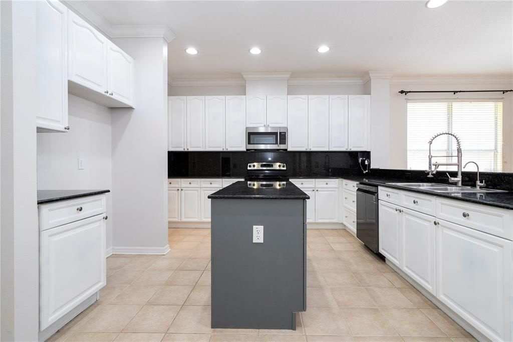 For Rent: $3,100 (4 beds, 2 baths, 2460 Square Feet)