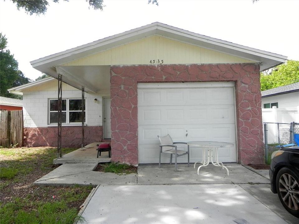 Active With Contract: $239,000 (3 beds, 1 baths, 984 Square Feet)