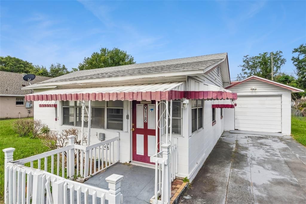 Active With Contract: $190,000 (2 beds, 1 baths, 888 Square Feet)