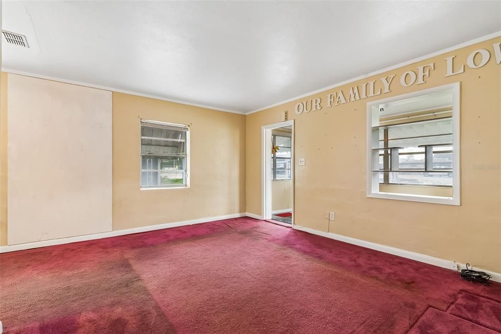 Active With Contract: $190,000 (2 beds, 1 baths, 888 Square Feet)