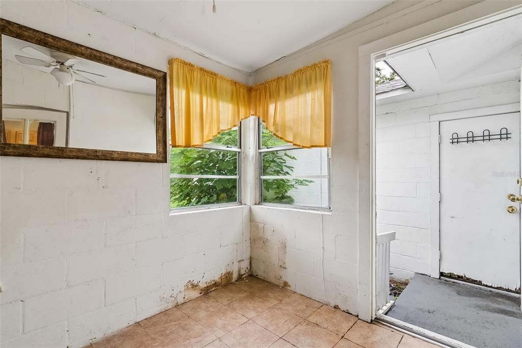 Active With Contract: $190,000 (2 beds, 1 baths, 888 Square Feet)