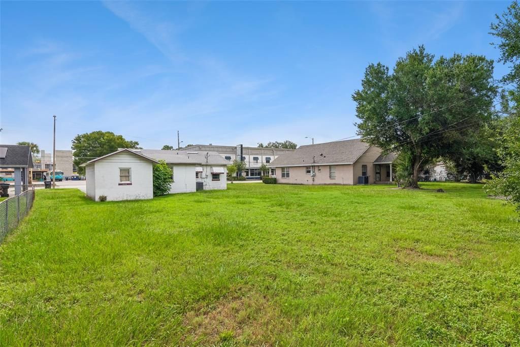 Active With Contract: $190,000 (2 beds, 1 baths, 888 Square Feet)