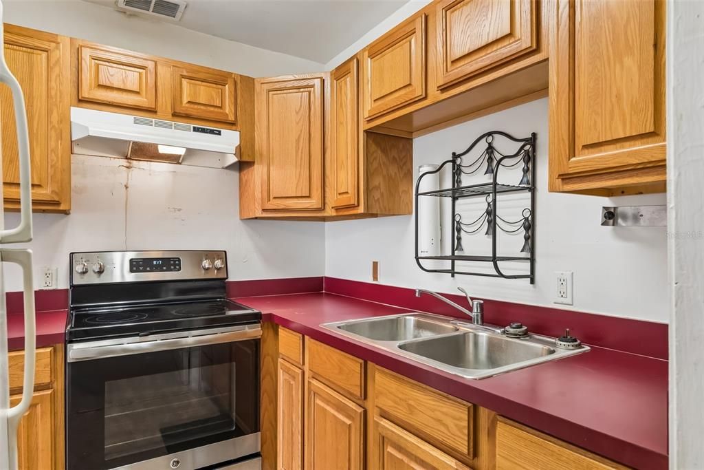 Active With Contract: $190,000 (2 beds, 1 baths, 888 Square Feet)