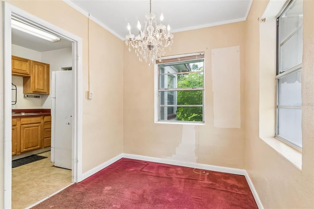 Active With Contract: $190,000 (2 beds, 1 baths, 888 Square Feet)
