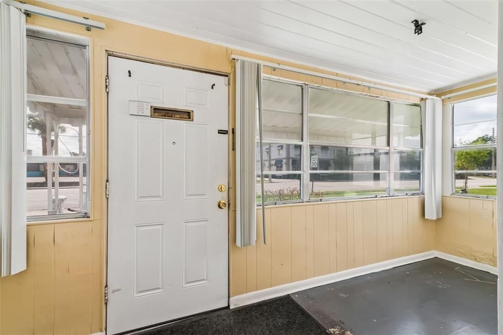 Active With Contract: $190,000 (2 beds, 1 baths, 888 Square Feet)