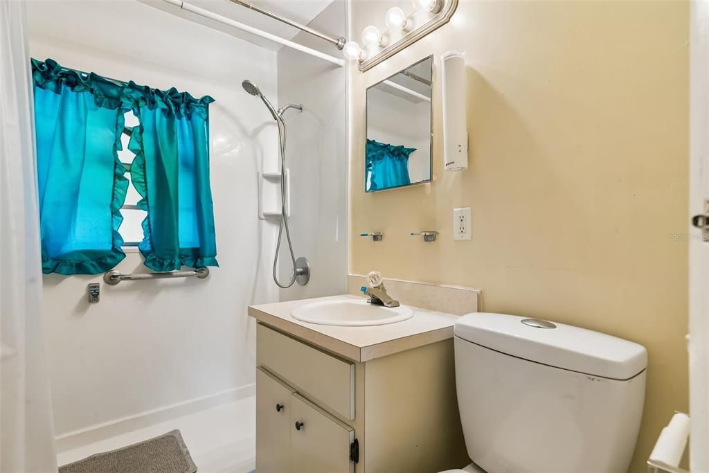Active With Contract: $190,000 (2 beds, 1 baths, 888 Square Feet)