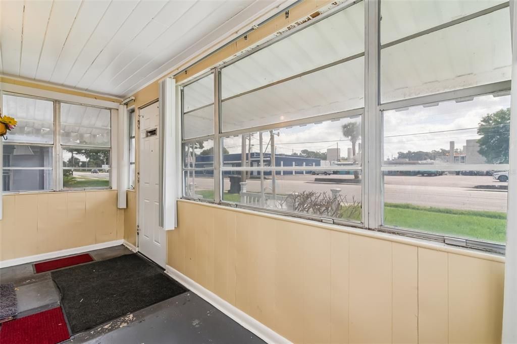 Active With Contract: $190,000 (2 beds, 1 baths, 888 Square Feet)