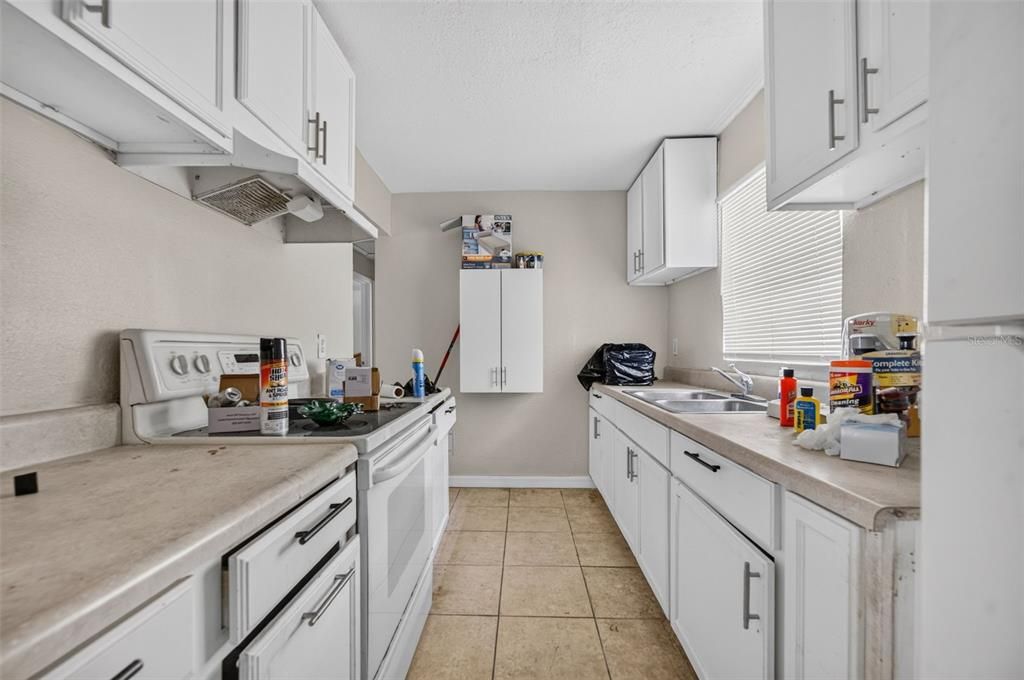 Activo con contrato: $235,000 (4 camas, 1 baños, 1635 Pies cuadrados)