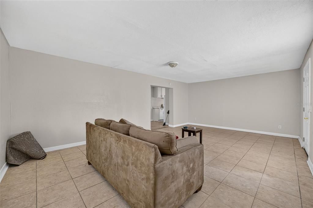 Activo con contrato: $235,000 (4 camas, 1 baños, 1635 Pies cuadrados)