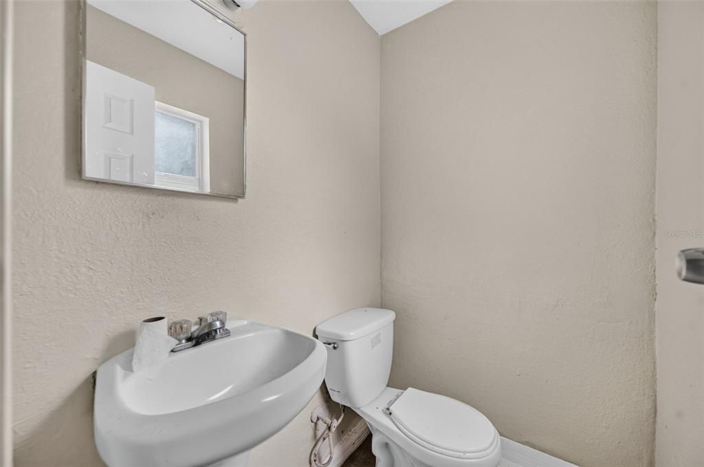 Activo con contrato: $235,000 (4 camas, 1 baños, 1635 Pies cuadrados)
