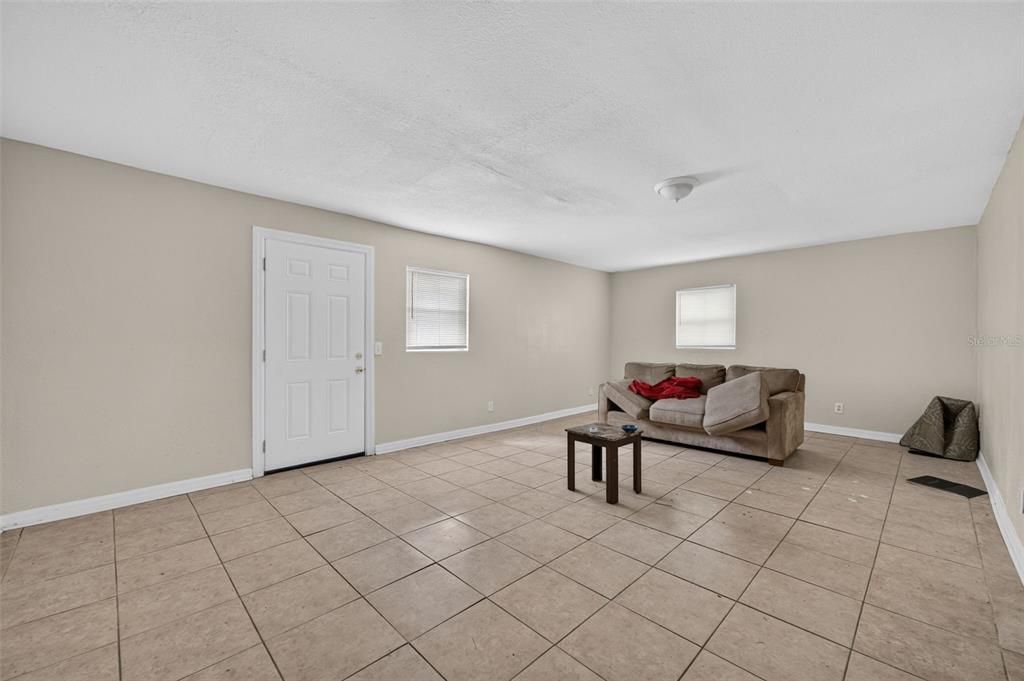Activo con contrato: $235,000 (4 camas, 1 baños, 1635 Pies cuadrados)
