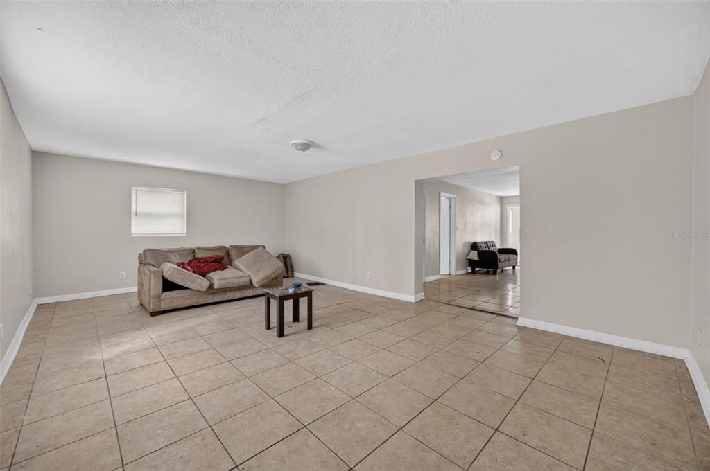 Activo con contrato: $235,000 (4 camas, 1 baños, 1635 Pies cuadrados)
