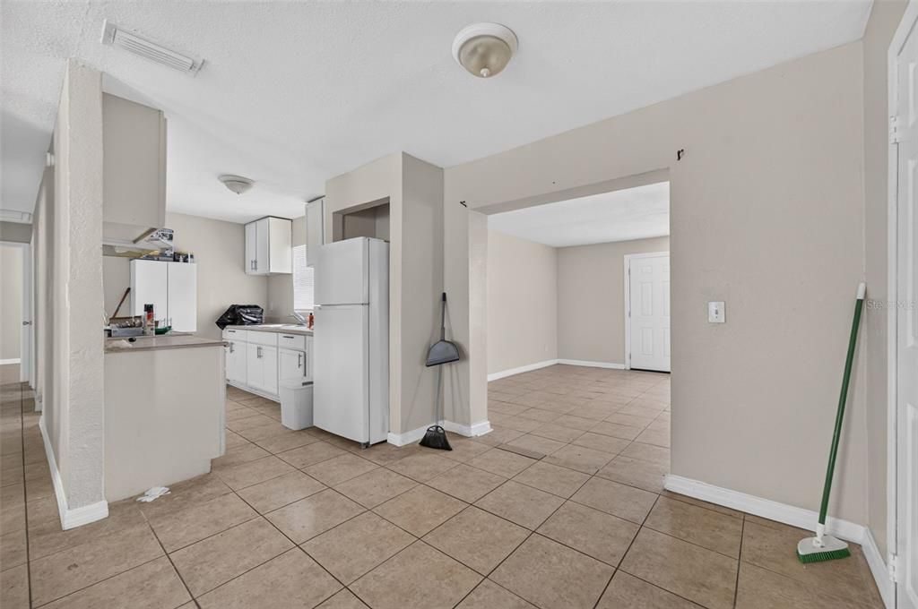 Activo con contrato: $235,000 (4 camas, 1 baños, 1635 Pies cuadrados)
