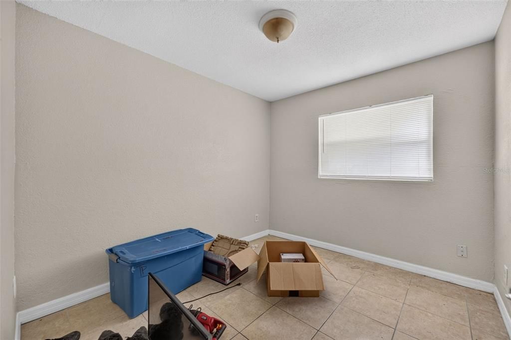 Activo con contrato: $235,000 (4 camas, 1 baños, 1635 Pies cuadrados)