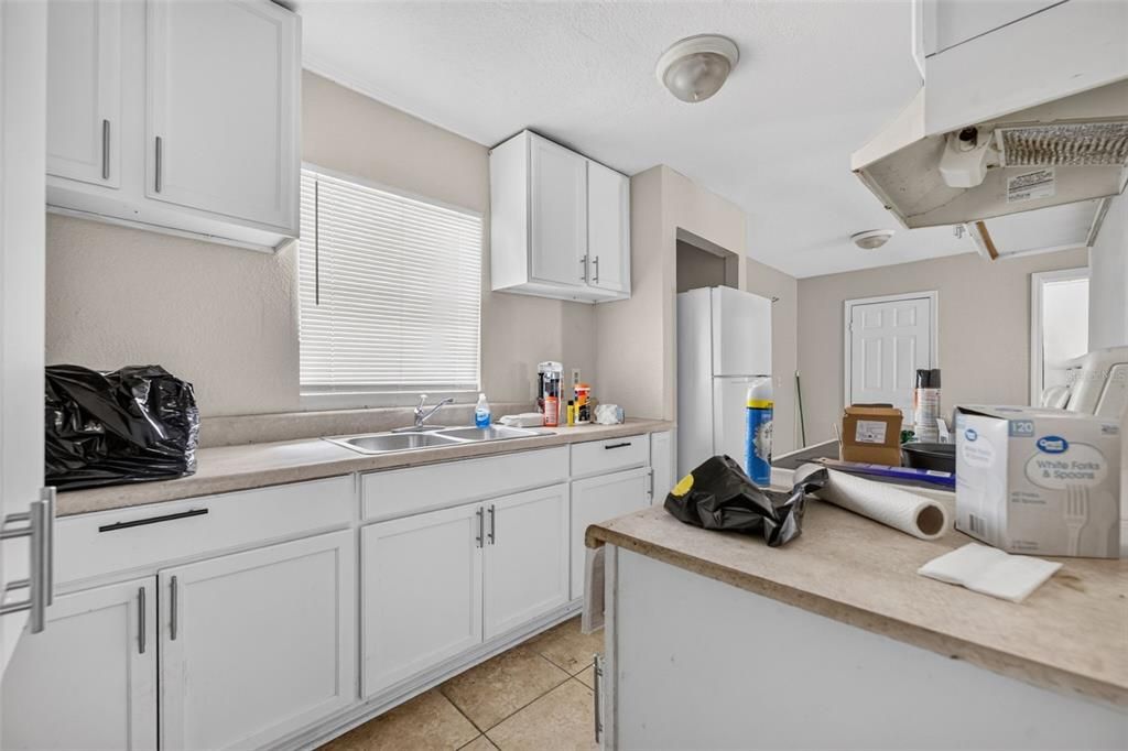 Activo con contrato: $235,000 (4 camas, 1 baños, 1635 Pies cuadrados)