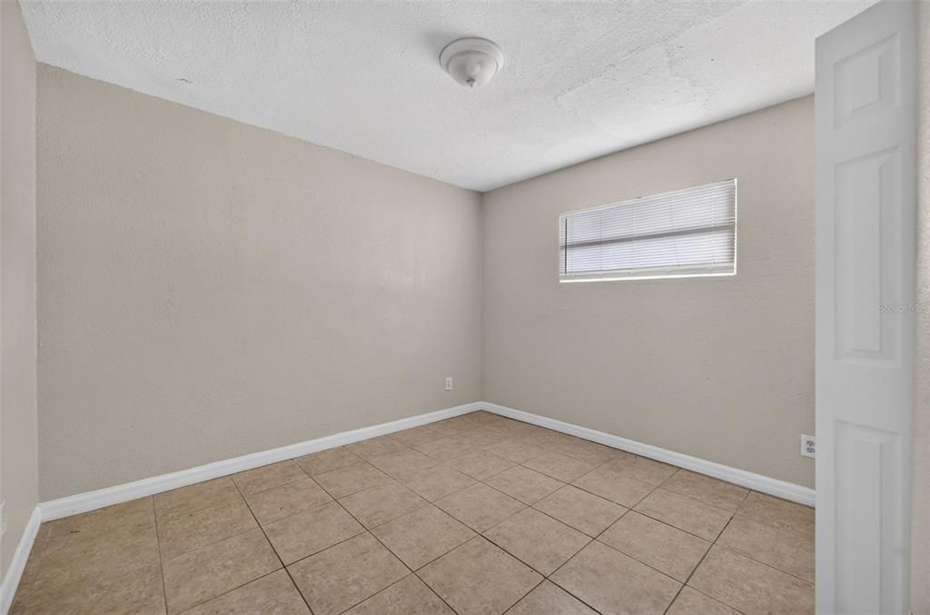 Activo con contrato: $235,000 (4 camas, 1 baños, 1635 Pies cuadrados)