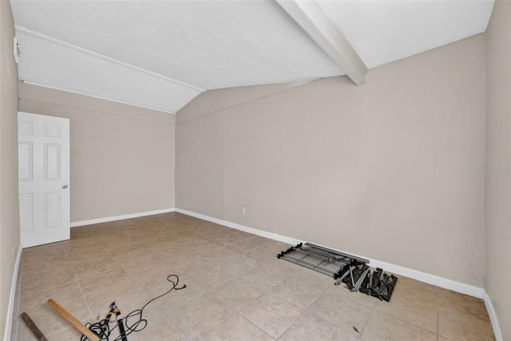 Activo con contrato: $235,000 (4 camas, 1 baños, 1635 Pies cuadrados)
