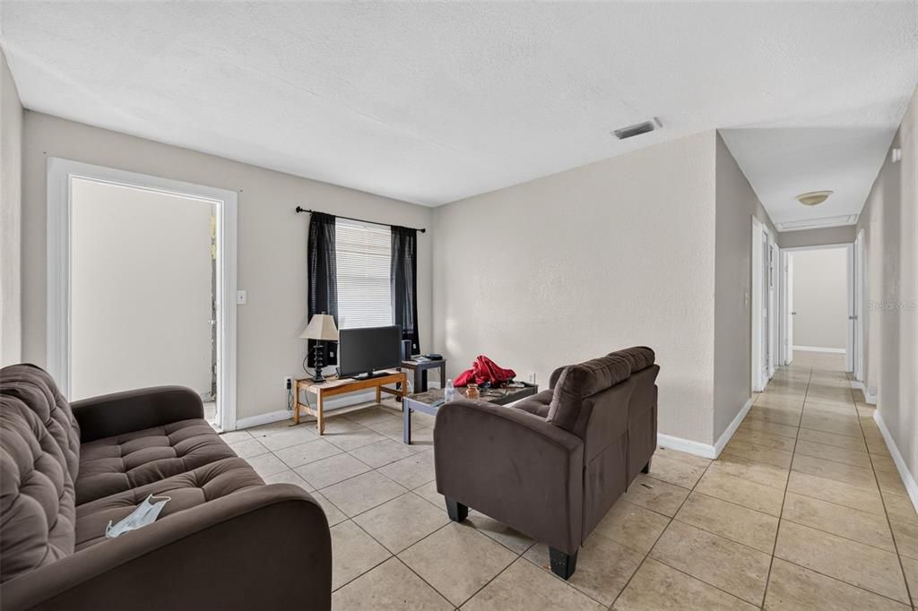 Activo con contrato: $235,000 (4 camas, 1 baños, 1635 Pies cuadrados)