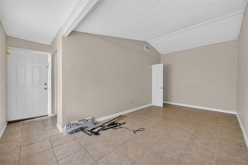 Activo con contrato: $235,000 (4 camas, 1 baños, 1635 Pies cuadrados)