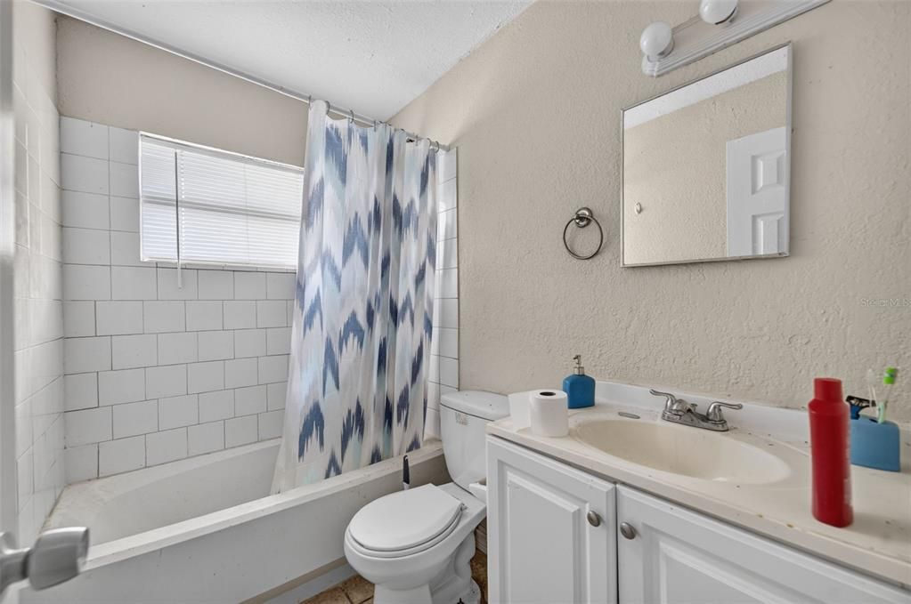 Activo con contrato: $235,000 (4 camas, 1 baños, 1635 Pies cuadrados)