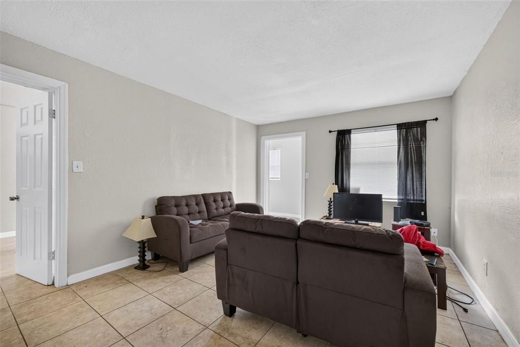 Activo con contrato: $235,000 (4 camas, 1 baños, 1635 Pies cuadrados)