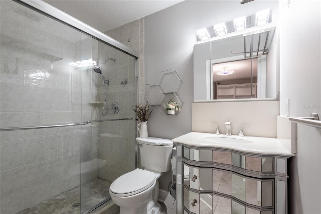 For Sale: $220,000 (2 beds, 2 baths, 815 Square Feet)